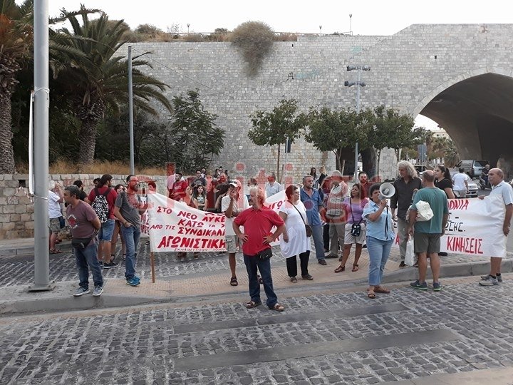 Περιμένουν τον Τσίπρα στην Κρήτη: Mέλη του ΠΑΜΕ κρέμασαν πανό εκεί που θα μιλήσει [εικόνες] | iefimerida.gr 1