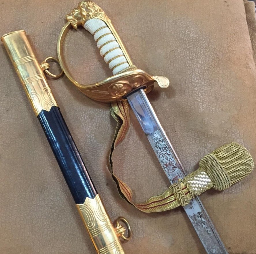 Απίστευτη αγγελία: Αξιωματικός του Πολεμικού Ναυτικού πουλά το ξίφος του [εικόνα] | iefimerida.gr 0