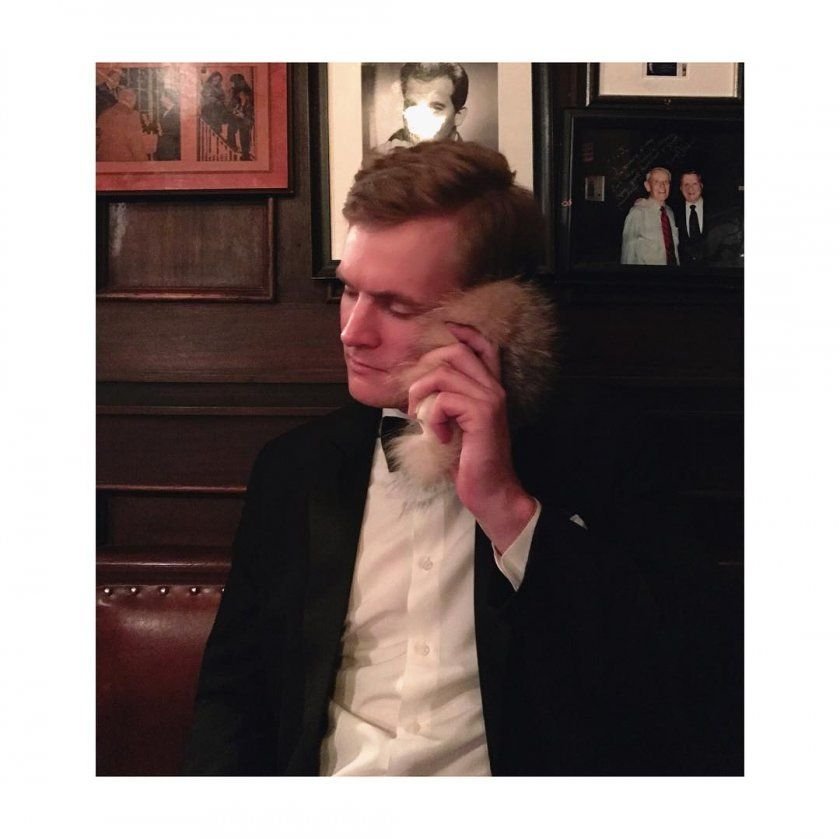 Στέλεχος τράπεζας άφησε τη δουλειά της και κάνει θήκες για  iPhone από αληθινή γούνα [εικόνες] | iefimerida.gr 2