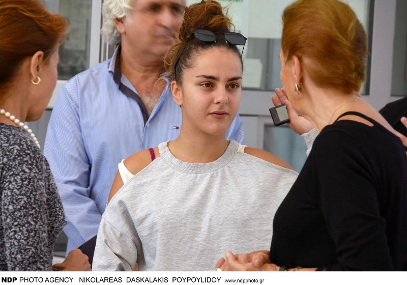 Συντετριμμένη η οικογένεια της Ζωής Λάσκαρη στο μνημόσυνο [εικόνες]  | iefimerida.gr 3