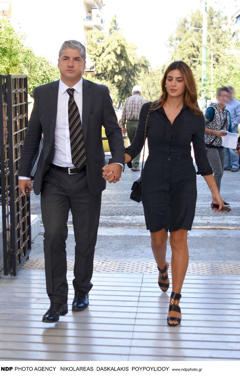 Συντετριμμένη η οικογένεια της Ζωής Λάσκαρη στο μνημόσυνο [εικόνες]  | iefimerida.gr 4