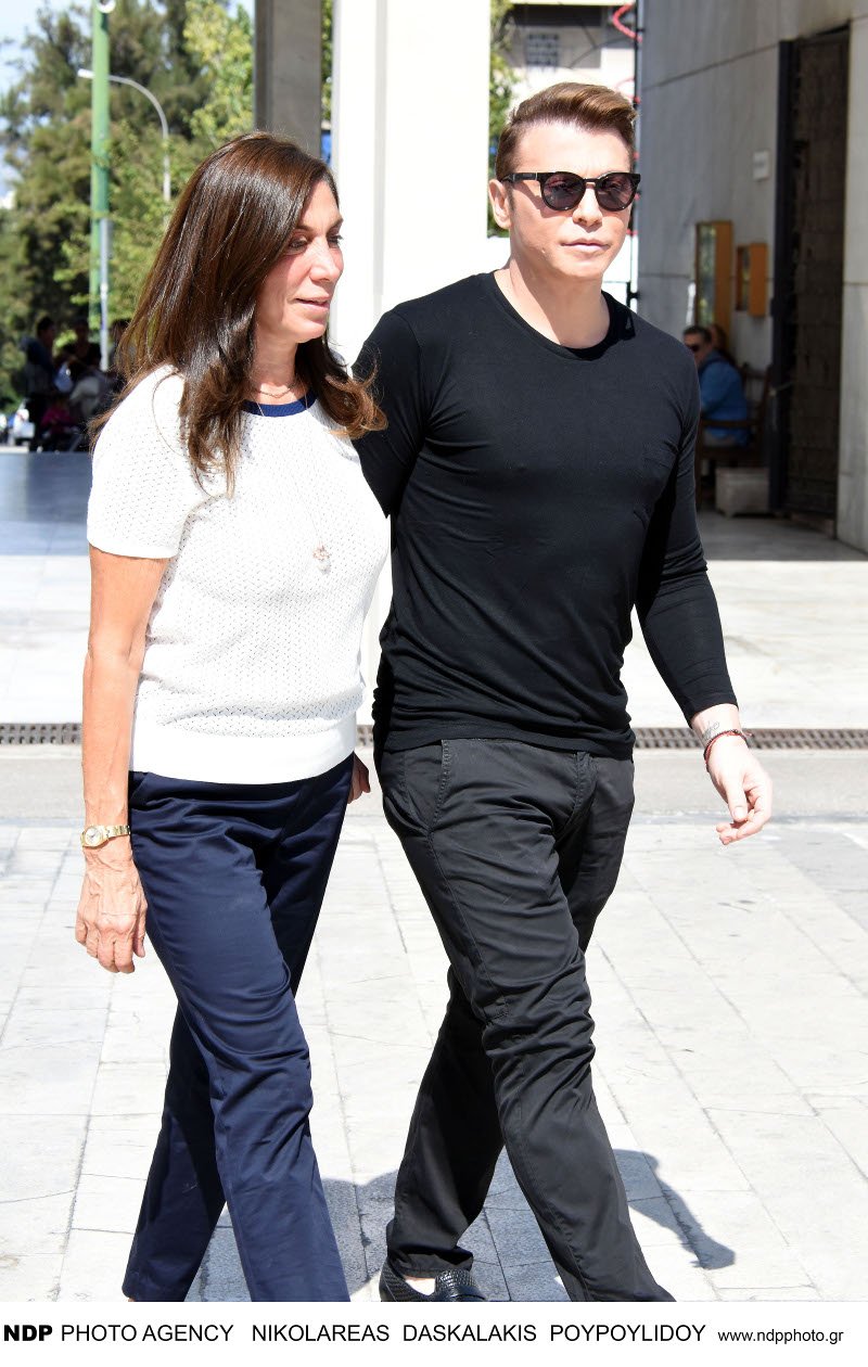 Συντετριμμένη η οικογένεια της Ζωής Λάσκαρη στο μνημόσυνο [εικόνες]  | iefimerida.gr 5