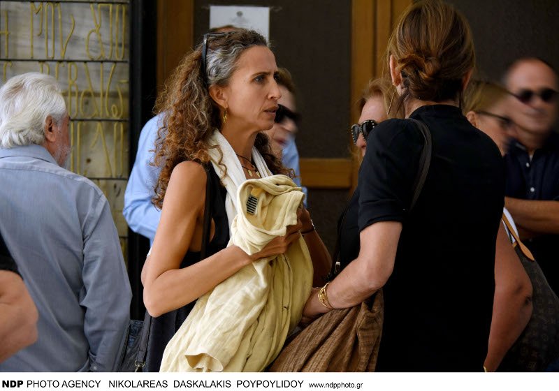 Συντετριμμένη η οικογένεια της Ζωής Λάσκαρη στο μνημόσυνο [εικόνες]  | iefimerida.gr 1