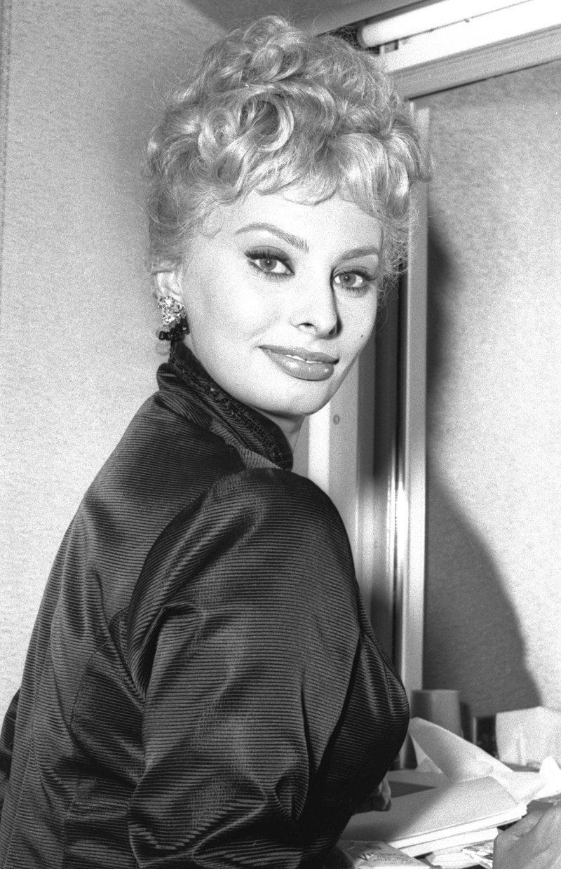 Οταν η Σοφία Λόρεν έγινε παγκόσμιο σύμβολο του σεξ -Με το βρεγμένο κολλητό φόρεμα στην Υδρα [εικόνες & βίντεο] | iefimerida.gr 8