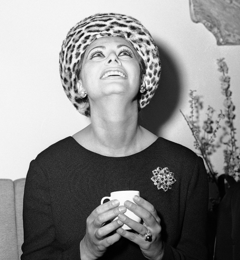 Οταν η Σοφία Λόρεν έγινε παγκόσμιο σύμβολο του σεξ -Με το βρεγμένο κολλητό φόρεμα στην Υδρα [εικόνες & βίντεο] | iefimerida.gr 9