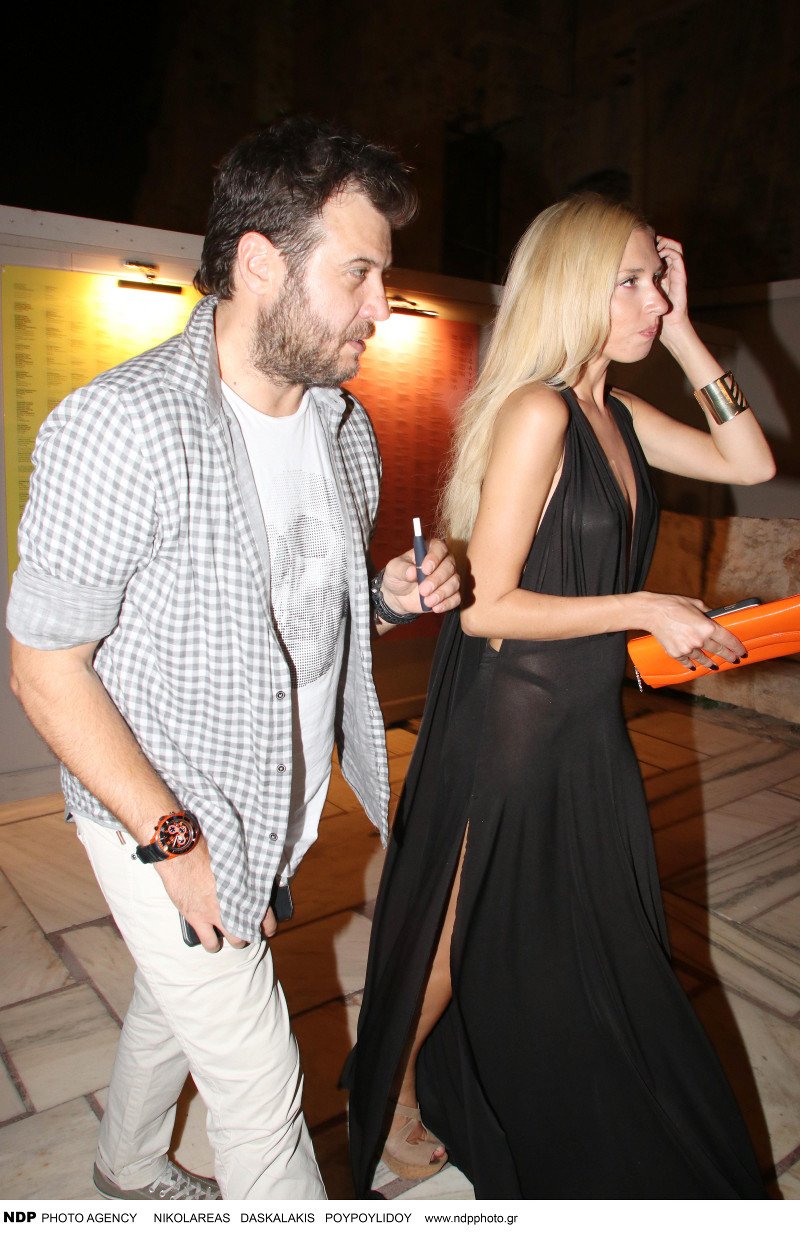 Ο Λάμπης Λιβιεράτος με ξανθιά νεαρή στο Ηρώδειο -Τα φλας έκαναν διάφανο το φόρεμά της [εικόνες] | iefimerida.gr 0