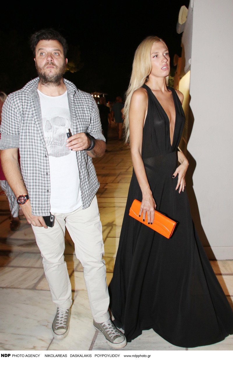 Ο Λάμπης Λιβιεράτος με ξανθιά νεαρή στο Ηρώδειο -Τα φλας έκαναν διάφανο το φόρεμά της [εικόνες] | iefimerida.gr 1