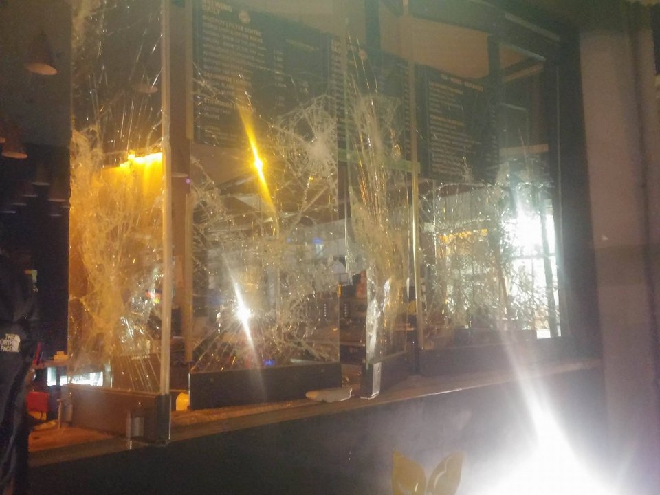 Εκτεταμένα επεισόδια στις πορείες για τον Παύλο Φύσσα: Τραυματίες και ζημιές - Επιτέθηκαν σε συνεργείο του ANT1 | iefimerida.gr 3