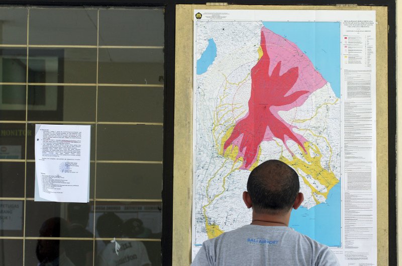 Συναγερμός στο Μπαλί: Απομακρύνουν άρον-άρον κατοίκους και τουρίστες για το φόβο έκρηξης ηφαιστείου [εικόνες & βίντεο]  | iefimerida.gr 2