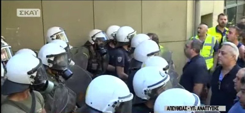 Κατάληψη μεταλλωρύχων στο υπ. Περιβάλλοντος: Δεν φεύγουμε χωρίς τις άδειες | iefimerida.gr 0