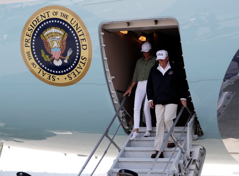 Η Μελάνια Τραμπ άλλαξε πάλι ρούχα: Αλλιώς έφυγε από τον Λευκό Οίκο και αλλιώς εμφανίστηκε στη Φλόριντα [εικόνες] | iefimerida.gr 3