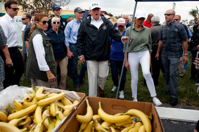 Η Μελάνια Τραμπ άλλαξε πάλι ρούχα: Αλλιώς έφυγε από τον Λευκό Οίκο και αλλιώς εμφανίστηκε στη Φλόριντα [εικόνες] | iefimerida.gr 4