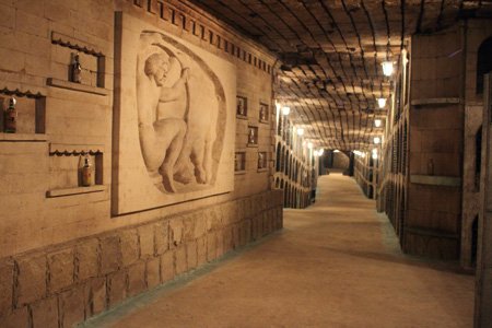 Αυτό το χωριό στη Μολδαβία είναι μία τεράστια υπόγεια κάβα 120 χλμ.! [εικόνες & βίντεο]  | iefimerida.gr 2