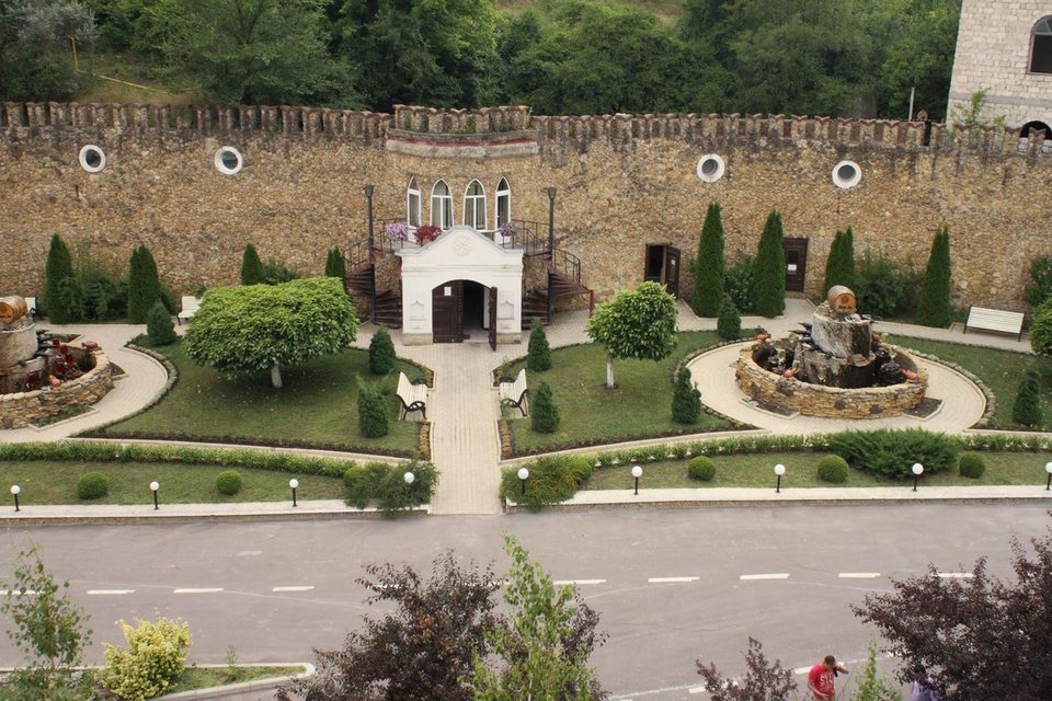 Αυτό το χωριό στη Μολδαβία είναι μία τεράστια υπόγεια κάβα 120 χλμ.! [εικόνες & βίντεο]  | iefimerida.gr 0