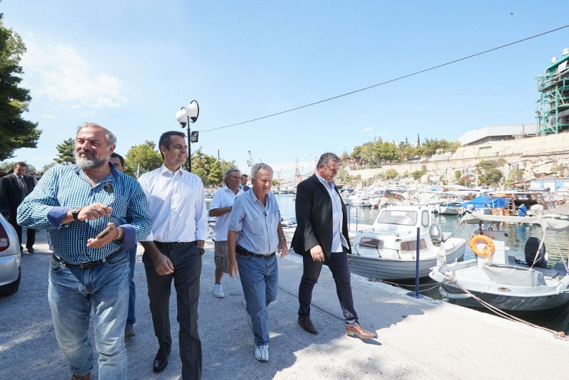 Ο Μητσοτάκης συναντήθηκε με ψαράδες του Σαρωνικού: «Πρόκειται για οικολογική καταστροφή, εντελώς απών ο Τσίπρας» | iefimerida.gr 3