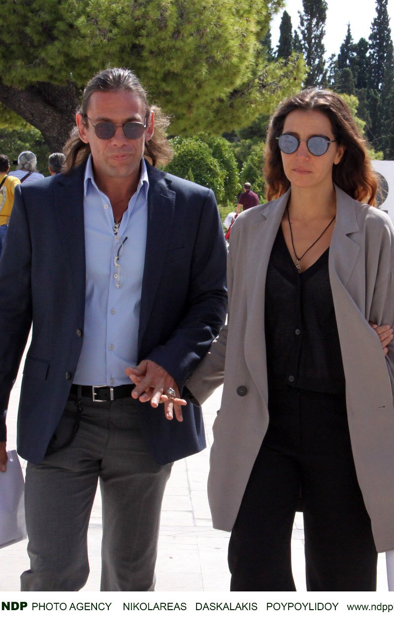 Ο Αλέξανδρος Λυκουρέζος με τη Μαρία-Ελένη και τα παιδιά του από τον πρώτο του γάμο, στο μνημόσυνο της Ζωής Λάσκαρη [εικόνες] | iefimerida.gr 2