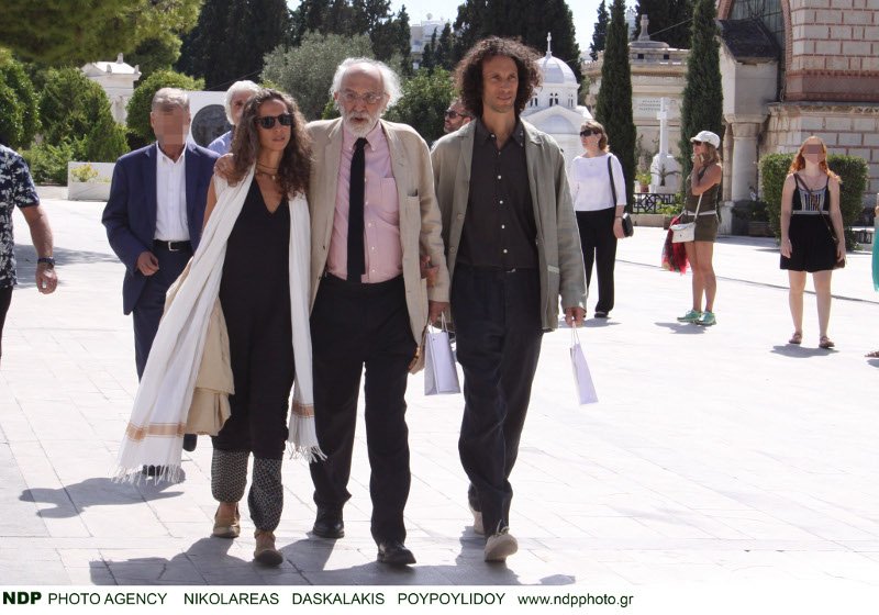 Ο Αλέξανδρος Λυκουρέζος με τη Μαρία-Ελένη και τα παιδιά του από τον πρώτο του γάμο, στο μνημόσυνο της Ζωής Λάσκαρη [εικόνες] | iefimerida.gr 14