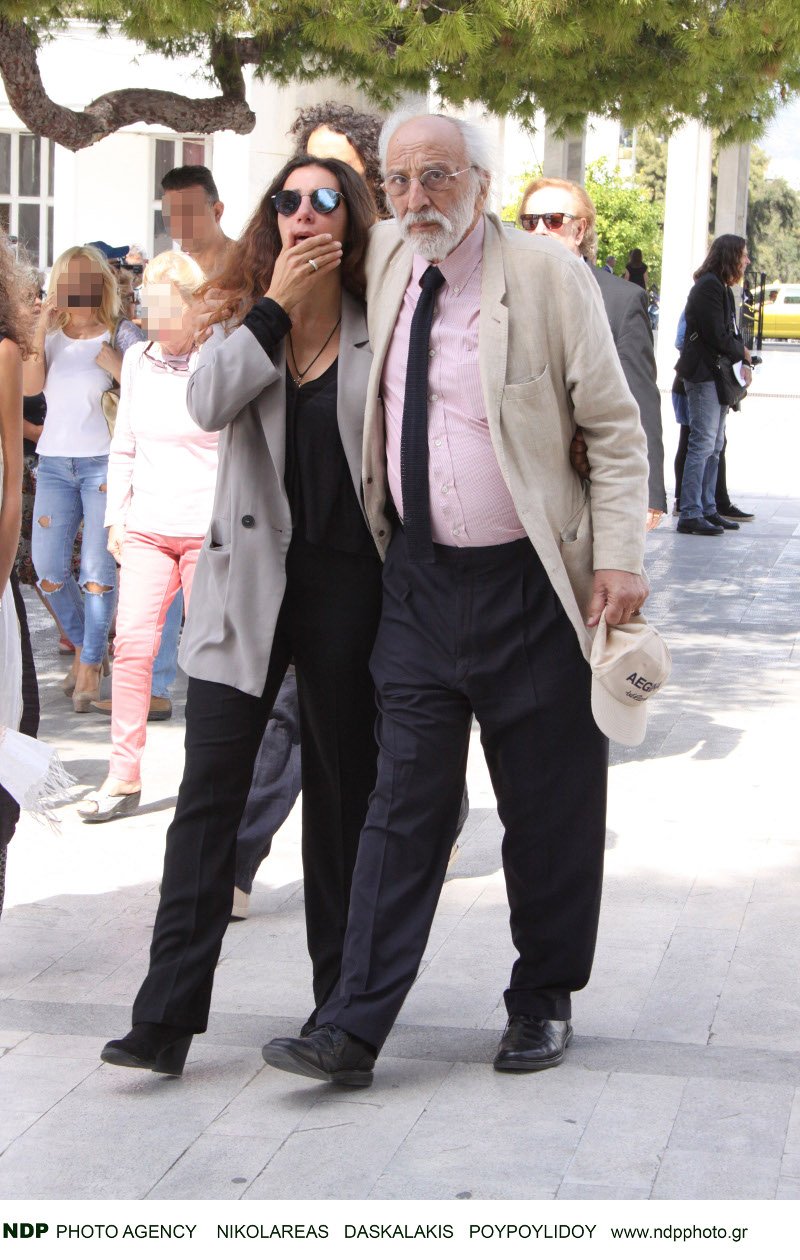 Ο Αλέξανδρος Λυκουρέζος με τη Μαρία-Ελένη και τα παιδιά του από τον πρώτο του γάμο, στο μνημόσυνο της Ζωής Λάσκαρη [εικόνες] | iefimerida.gr 9