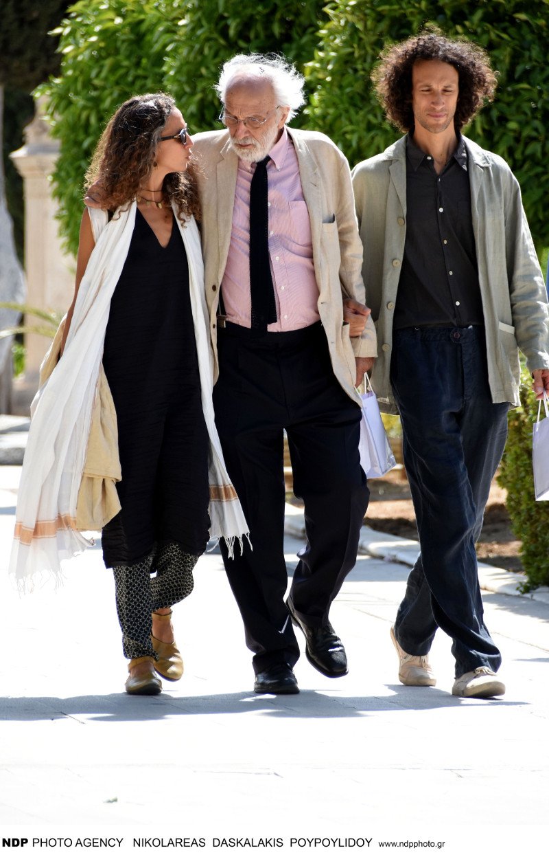 Ο Αλέξανδρος Λυκουρέζος με τη Μαρία-Ελένη και τα παιδιά του από τον πρώτο του γάμο, στο μνημόσυνο της Ζωής Λάσκαρη [εικόνες] | iefimerida.gr 15