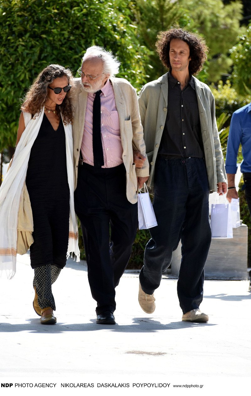 Ο Αλέξανδρος Λυκουρέζος με τη Μαρία-Ελένη και τα παιδιά του από τον πρώτο του γάμο, στο μνημόσυνο της Ζωής Λάσκαρη [εικόνες] | iefimerida.gr 16