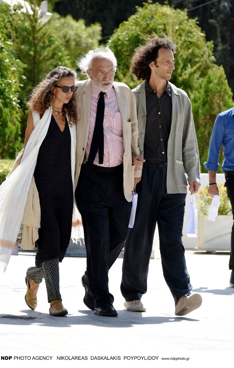 Ο Αλέξανδρος Λυκουρέζος με τη Μαρία-Ελένη και τα παιδιά του από τον πρώτο του γάμο, στο μνημόσυνο της Ζωής Λάσκαρη [εικόνες] | iefimerida.gr 17