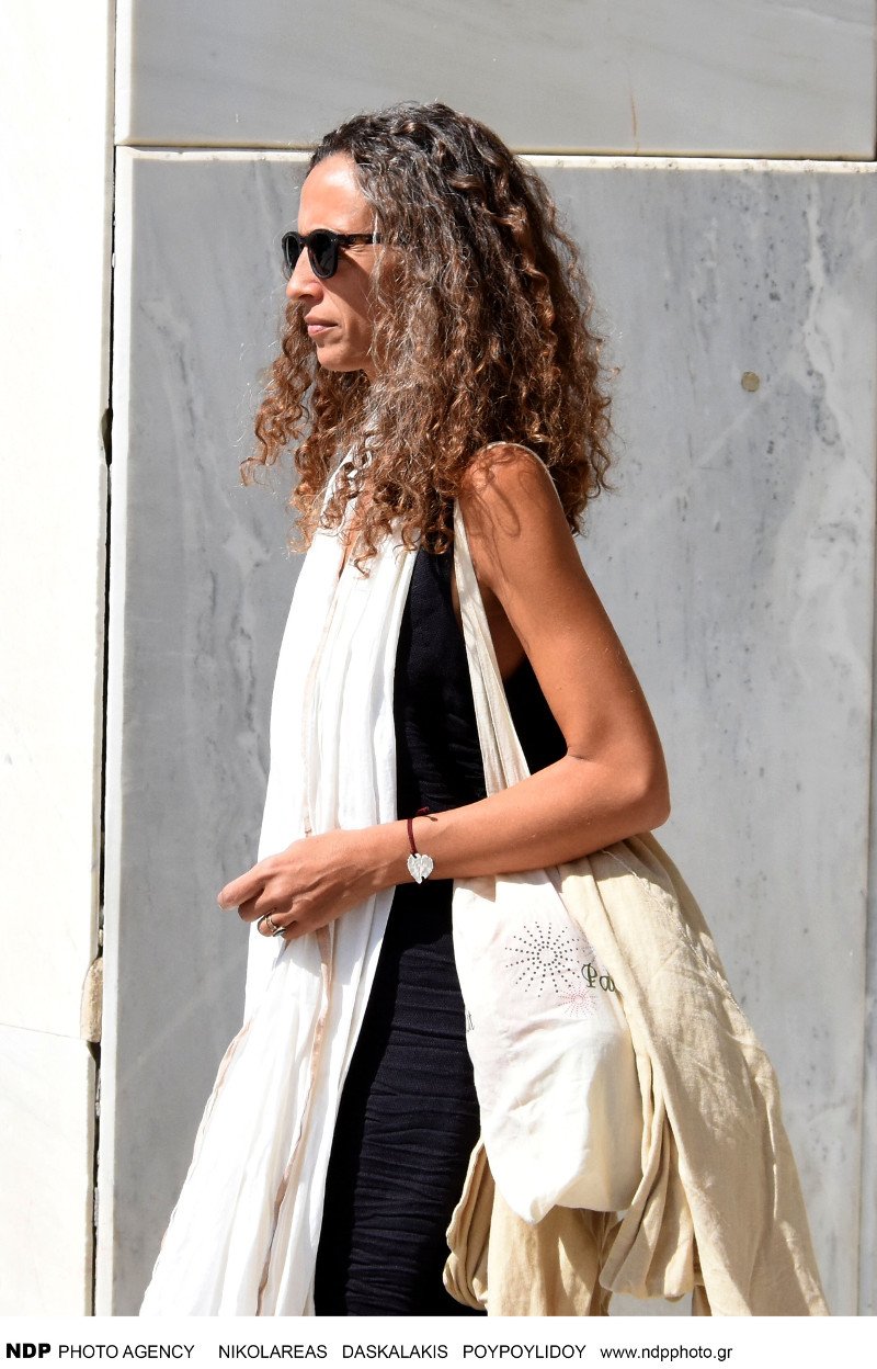 Ο Αλέξανδρος Λυκουρέζος με τη Μαρία-Ελένη και τα παιδιά του από τον πρώτο του γάμο, στο μνημόσυνο της Ζωής Λάσκαρη [εικόνες] | iefimerida.gr 12