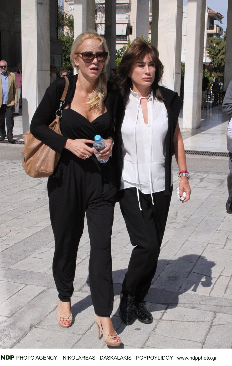 Ο Αλέξανδρος Λυκουρέζος με τη Μαρία-Ελένη και τα παιδιά του από τον πρώτο του γάμο, στο μνημόσυνο της Ζωής Λάσκαρη [εικόνες] | iefimerida.gr 19