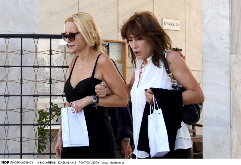 Ο Αλέξανδρος Λυκουρέζος με τη Μαρία-Ελένη και τα παιδιά του από τον πρώτο του γάμο, στο μνημόσυνο της Ζωής Λάσκαρη [εικόνες] | iefimerida.gr 18