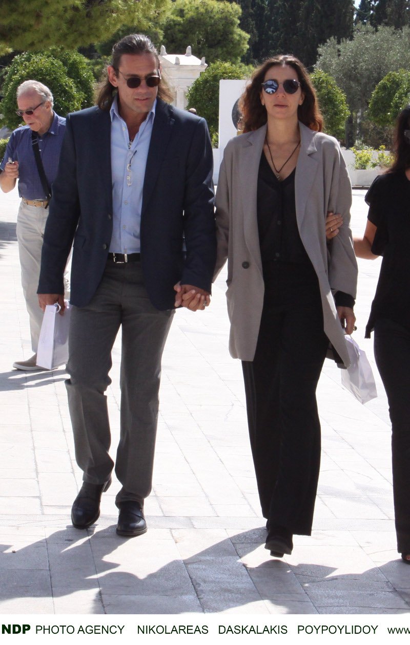 Ο Αλέξανδρος Λυκουρέζος με τη Μαρία-Ελένη και τα παιδιά του από τον πρώτο του γάμο, στο μνημόσυνο της Ζωής Λάσκαρη [εικόνες] | iefimerida.gr 3