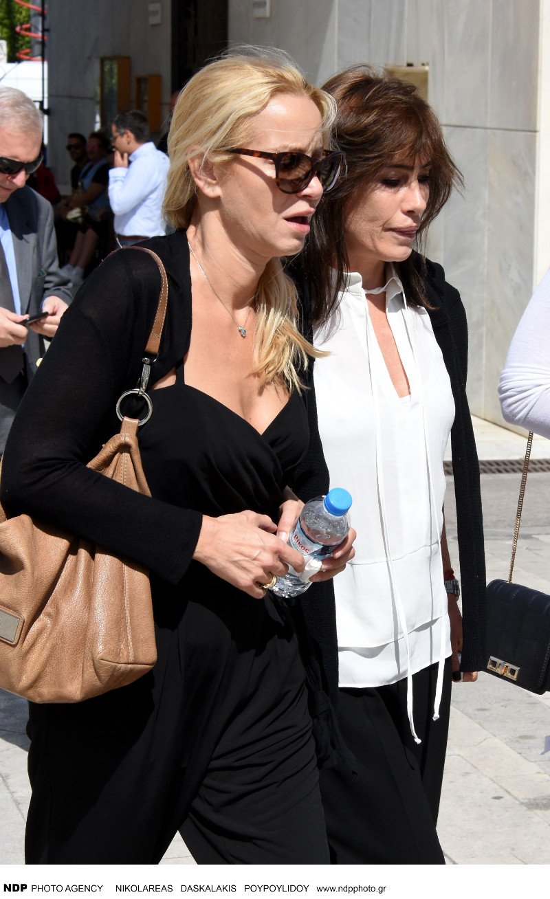 Ο Αλέξανδρος Λυκουρέζος με τη Μαρία-Ελένη και τα παιδιά του από τον πρώτο του γάμο, στο μνημόσυνο της Ζωής Λάσκαρη [εικόνες] | iefimerida.gr 20