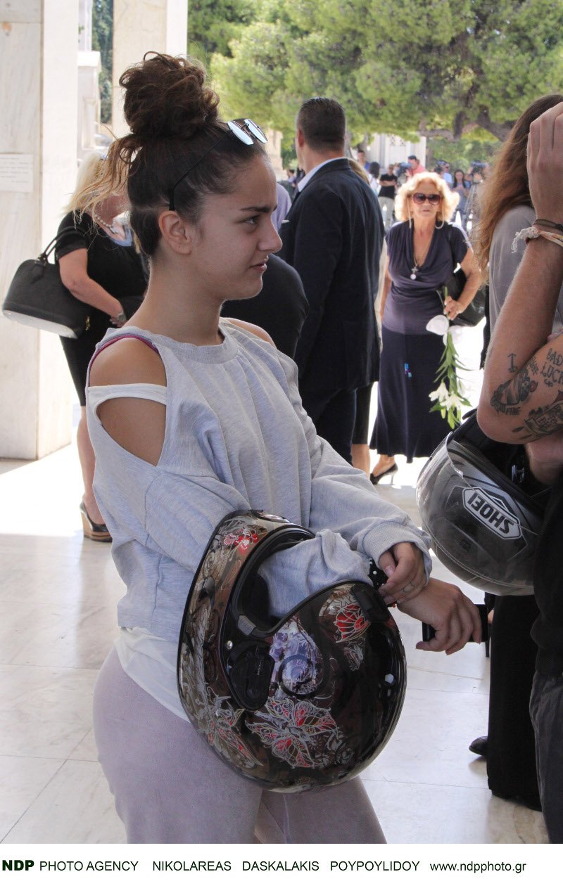 Ο Αλέξανδρος Λυκουρέζος με τη Μαρία-Ελένη και τα παιδιά του από τον πρώτο του γάμο, στο μνημόσυνο της Ζωής Λάσκαρη [εικόνες] | iefimerida.gr 21