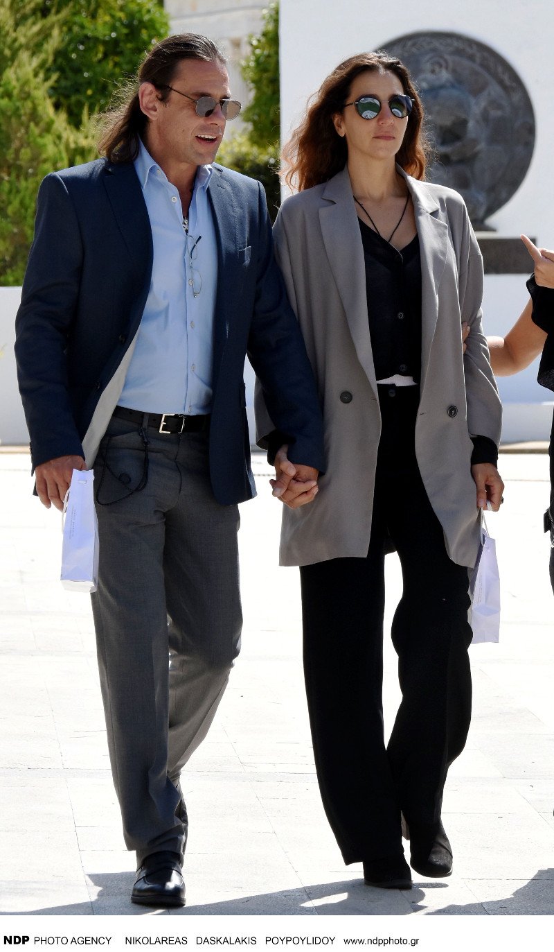 Ο Αλέξανδρος Λυκουρέζος με τη Μαρία-Ελένη και τα παιδιά του από τον πρώτο του γάμο, στο μνημόσυνο της Ζωής Λάσκαρη [εικόνες] | iefimerida.gr 4