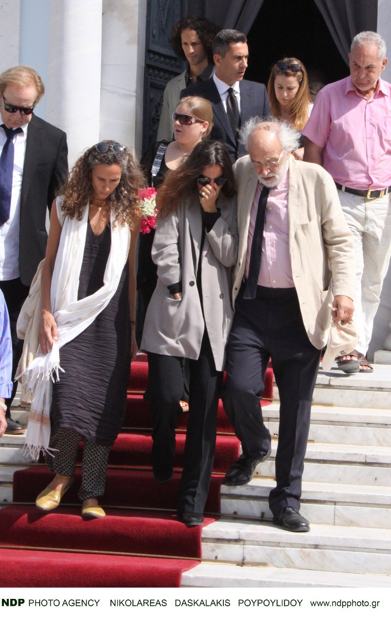 Ο Αλέξανδρος Λυκουρέζος με τη Μαρία-Ελένη και τα παιδιά του από τον πρώτο του γάμο, στο μνημόσυνο της Ζωής Λάσκαρη [εικόνες] | iefimerida.gr 1