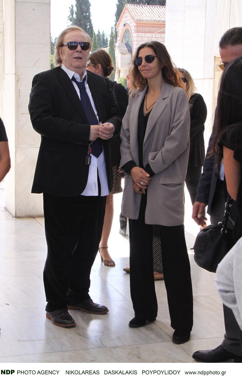 Ο Αλέξανδρος Λυκουρέζος με τη Μαρία-Ελένη και τα παιδιά του από τον πρώτο του γάμο, στο μνημόσυνο της Ζωής Λάσκαρη [εικόνες] | iefimerida.gr 7