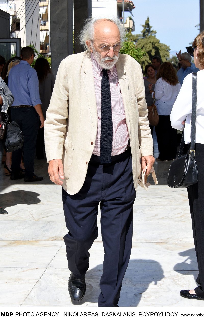 Ο Αλέξανδρος Λυκουρέζος με τη Μαρία-Ελένη και τα παιδιά του από τον πρώτο του γάμο, στο μνημόσυνο της Ζωής Λάσκαρη [εικόνες] | iefimerida.gr 10