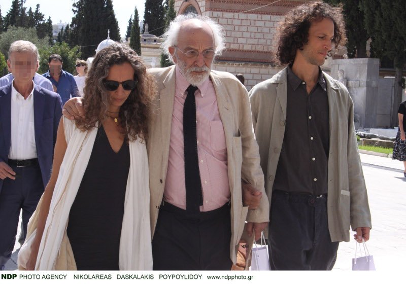 Ο Αλέξανδρος Λυκουρέζος με τη Μαρία-Ελένη και τα παιδιά του από τον πρώτο του γάμο, στο μνημόσυνο της Ζωής Λάσκαρη [εικόνες] | iefimerida.gr 13