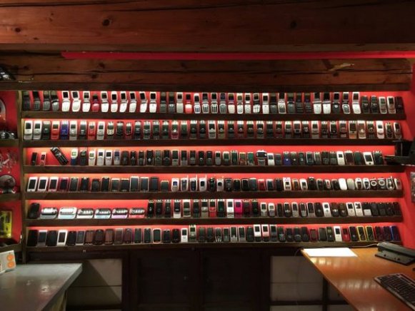 Μουσείο Vintage κινητών με πάνω από 3.500 «αρχαίες» συσκευές [εικόνες & βίντεο]  | iefimerida.gr 1