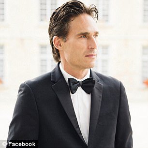 Mέσα στο σεξ κλαμπ του Χόλιγουντ -Σκηνικό που θυμίζει «50 Αποχρώσεις του Γκρι», πελάτες η Γκουίνεθ Πάλτροου και άλλοι σταρ [εικόνες & βίντεο] | iefimerida.gr 1