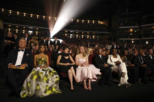 Η Οπρα Γουίνφρεϊ στα Emmy με σκουλαρίκια Ελληνα σχεδιαστή -Σμαράγδια, διαμάντια [εικόνες] | iefimerida.gr 1