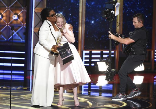 Η Οπρα Γουίνφρεϊ στα Emmy με σκουλαρίκια Ελληνα σχεδιαστή -Σμαράγδια, διαμάντια [εικόνες] | iefimerida.gr 0