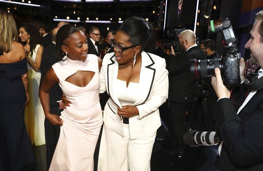 Η Οπρα Γουίνφρεϊ στα Emmy με σκουλαρίκια Ελληνα σχεδιαστή -Σμαράγδια, διαμάντια [εικόνες] | iefimerida.gr 4