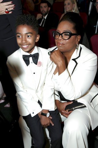 Η Οπρα Γουίνφρεϊ στα Emmy με σκουλαρίκια Ελληνα σχεδιαστή -Σμαράγδια, διαμάντια [εικόνες] | iefimerida.gr 3