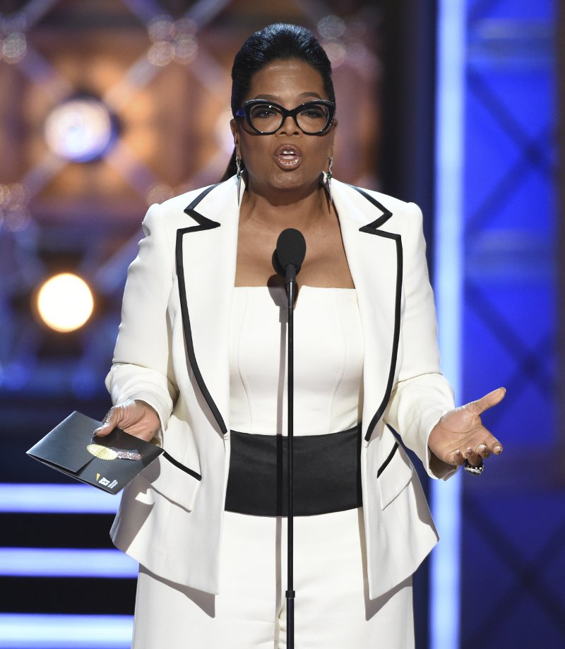 Η Οπρα Γουίνφρεϊ στα Emmy με σκουλαρίκια Ελληνα σχεδιαστή -Σμαράγδια, διαμάντια [εικόνες] | iefimerida.gr 2