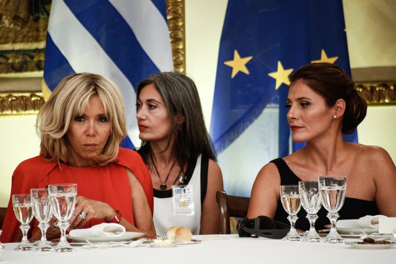 Το παρασκήνιο του δείπνου στο Προεδρικό -Το σχόλιο της Μαρέβας για την Περιστέρα και ο... Παυλόπουλος μεταφραστής του Ιερώνυμου [εικόνες] | iefimerida.gr 9