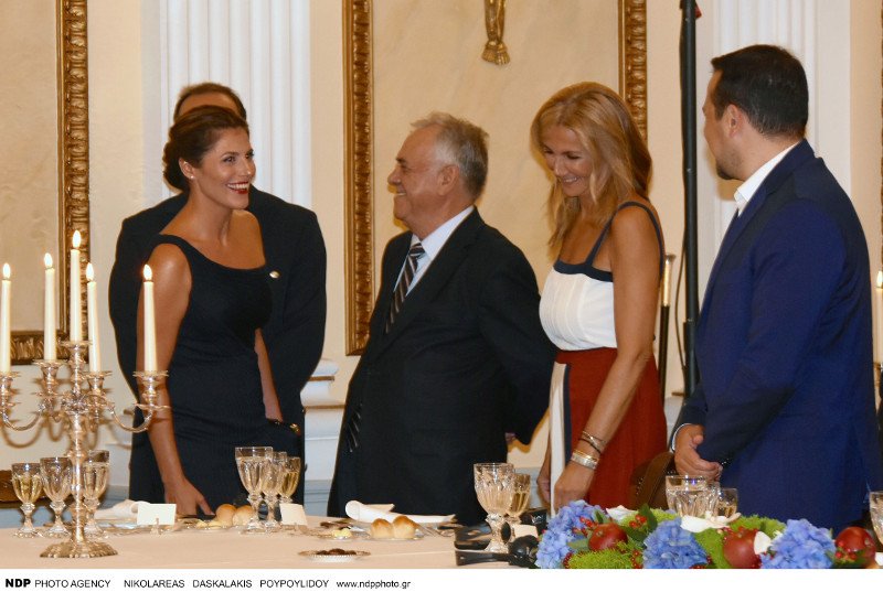 Το παρασκήνιο του δείπνου στο Προεδρικό -Το σχόλιο της Μαρέβας για την Περιστέρα και ο... Παυλόπουλος μεταφραστής του Ιερώνυμου [εικόνες] | iefimerida.gr 0