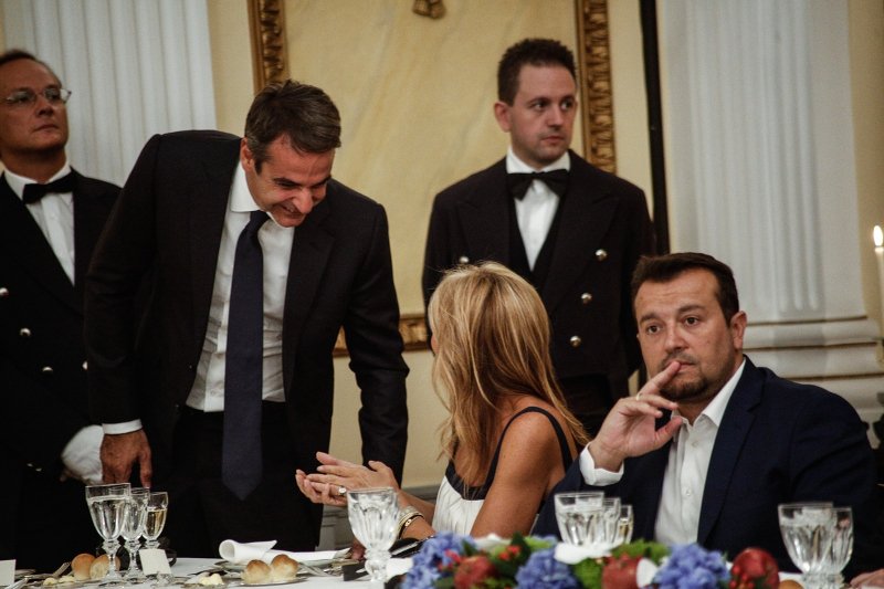 Το παρασκήνιο του δείπνου στο Προεδρικό -Το σχόλιο της Μαρέβας για την Περιστέρα και ο... Παυλόπουλος μεταφραστής του Ιερώνυμου [εικόνες] | iefimerida.gr 7