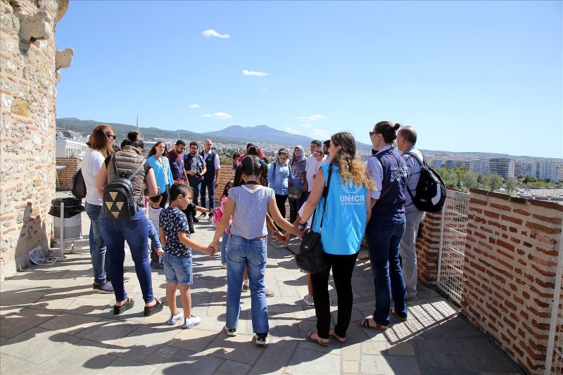 Πρόσφυγες στη Θεσσαλονίκη σχημάτισαν το σύμβολο της ειρήνης πάνω στον Λευκό Πύργο [εικόνες] | iefimerida.gr 2
