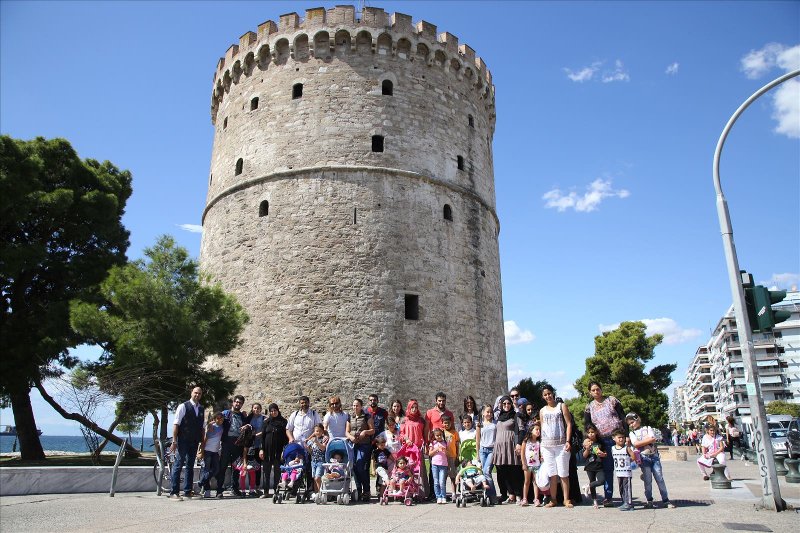 Πρόσφυγες στη Θεσσαλονίκη σχημάτισαν το σύμβολο της ειρήνης πάνω στον Λευκό Πύργο [εικόνες] | iefimerida.gr 0