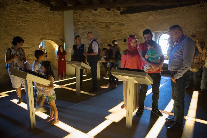 Πρόσφυγες στη Θεσσαλονίκη σχημάτισαν το σύμβολο της ειρήνης πάνω στον Λευκό Πύργο [εικόνες] | iefimerida.gr 1