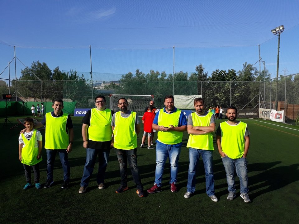 Ρεπόρτερ, αθλήτριες και VIP φίλοι ΑΕΚ και Ολυμπιακού έπαιξαν το δικό τους ντέρμπι με την υπογραφή της Nova [εικόνες] | iefimerida.gr 2